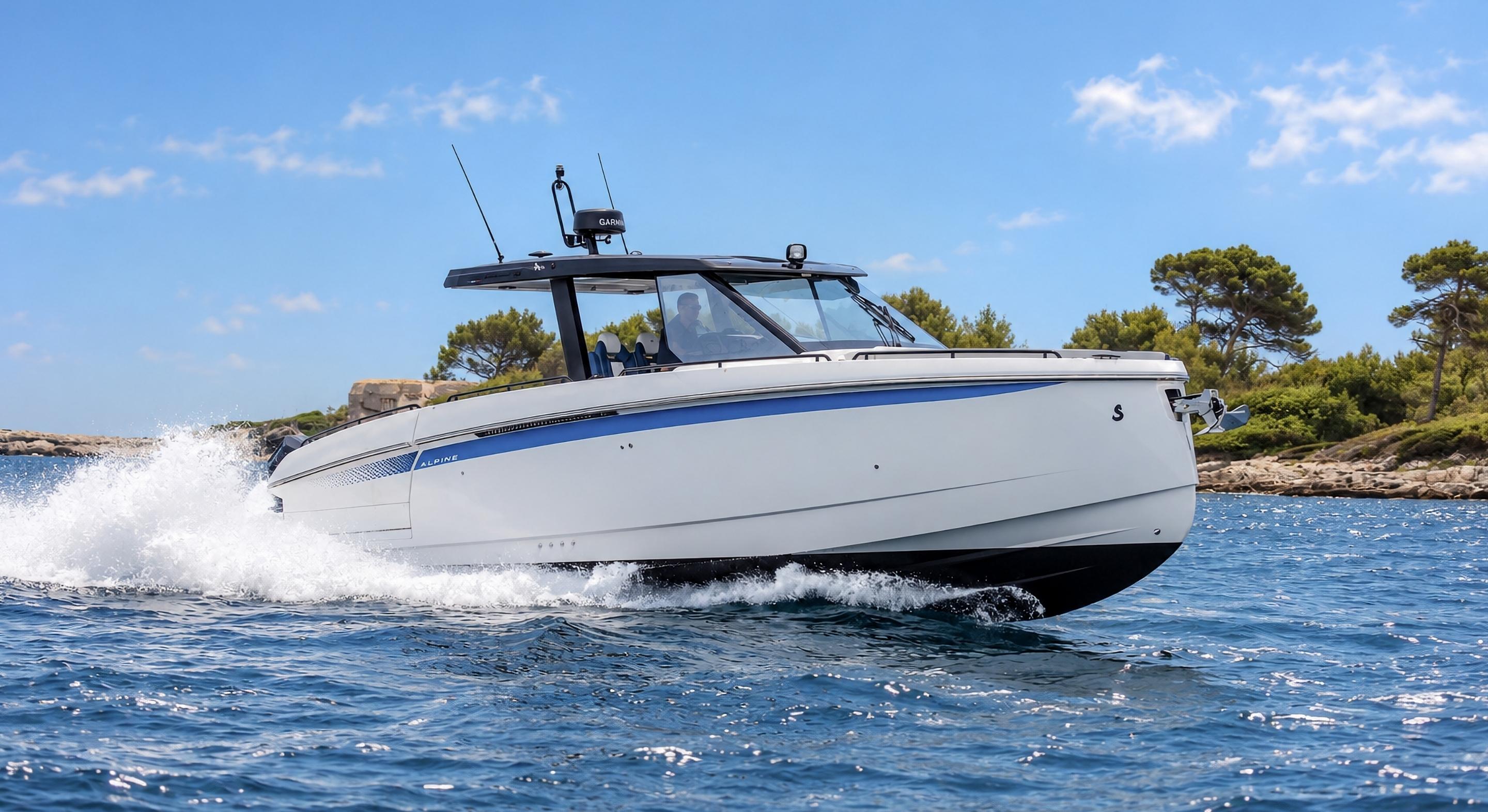Beneteau Gran Turismo 40 Open на ходу у берега