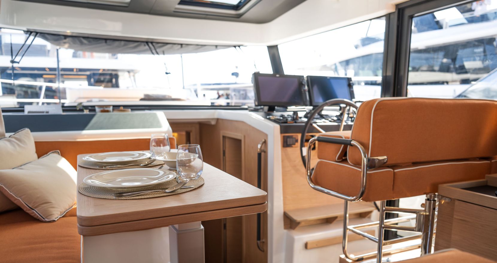 Beneteau Swift Trawler 43 Fly: новинка Cannes 2026, цена от 575 000 €, размеры, флайбридж и планировка Салон Swift Trawler 43 Fly: пост управления и обеденная зона