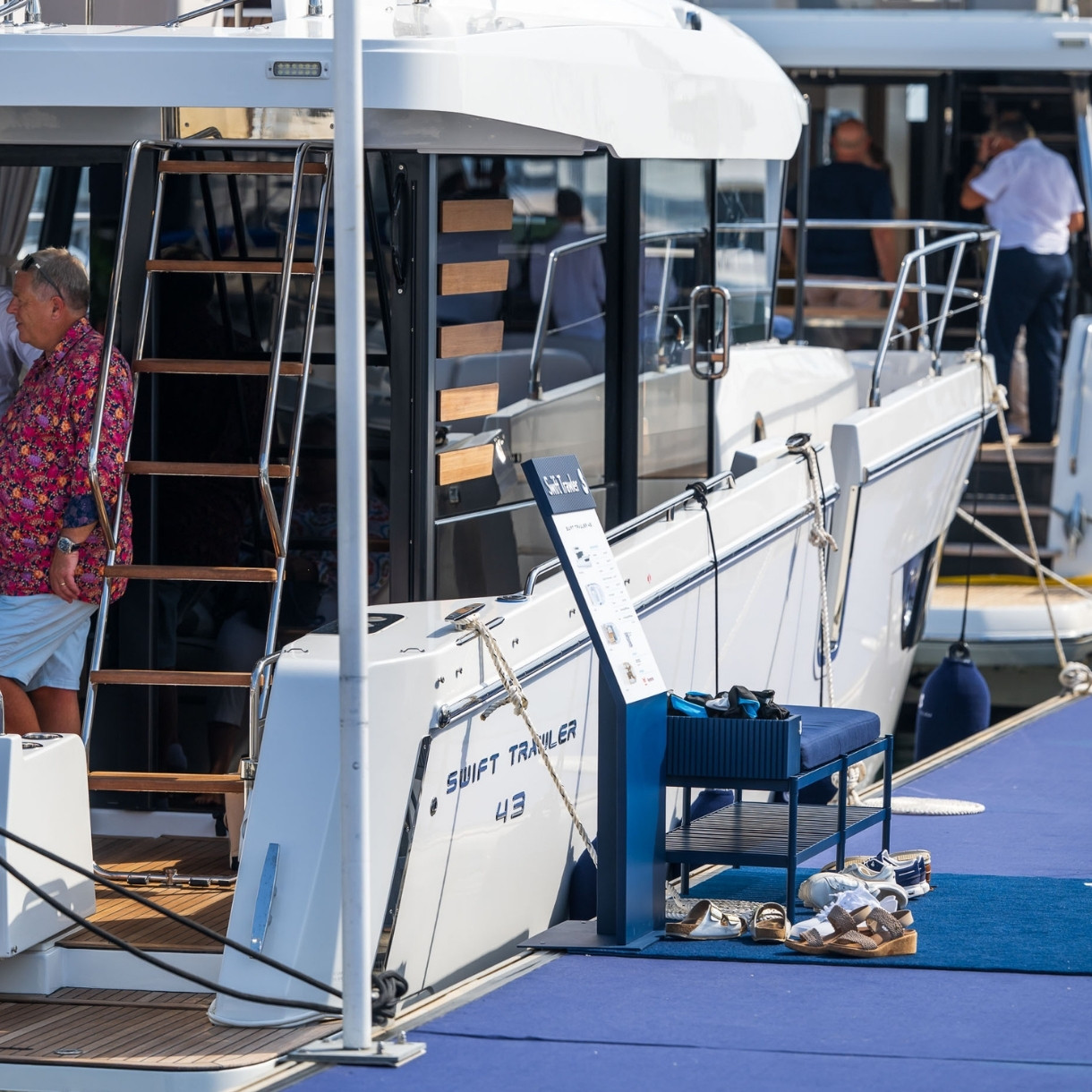 Beneteau Swift Trawler 43 Fly: новинка Cannes 2026, цена от 575 000 €, размеры, флайбридж и планировка Корма Swift Trawler 43 Fly с трапом на флайбридж на выставке