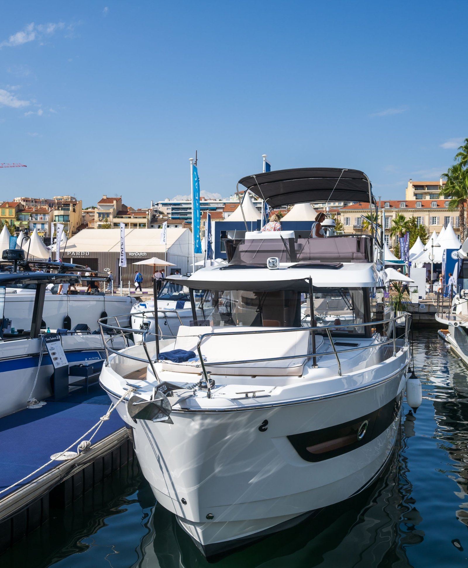Beneteau Swift Trawler 43 Fly: новинка Cannes 2026, цена от 575 000 €, размеры, флайбридж и планировка Swift Trawler 43 Fly в марине, вид с носа