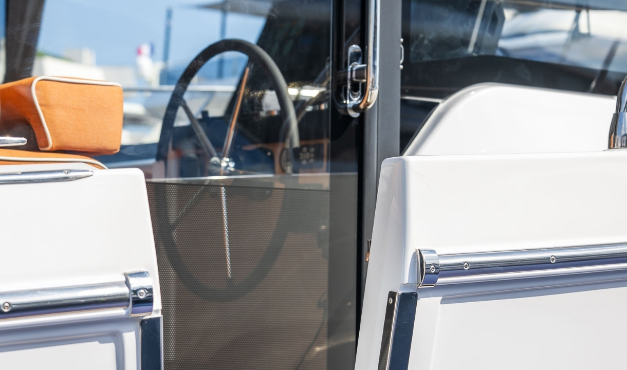 Beneteau Swift Trawler 43 Fly: новинка Cannes 2026, цена от 575 000 €, размеры, флайбридж и планировка Штурвал на посту управления Swift Trawler 43 Fly