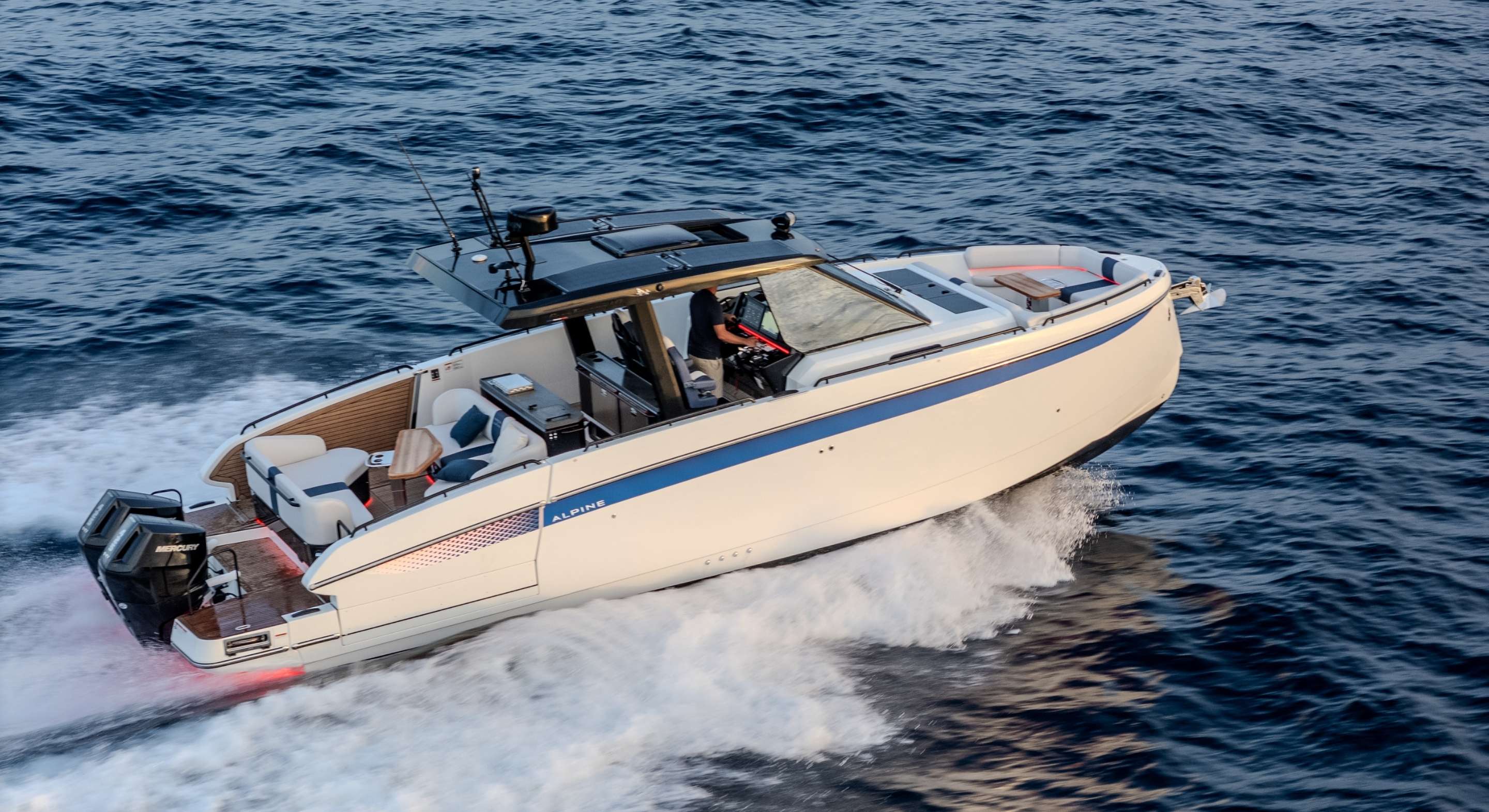 Beneteau Gran Turismo 40 Open на ходу, вид сверху спереди