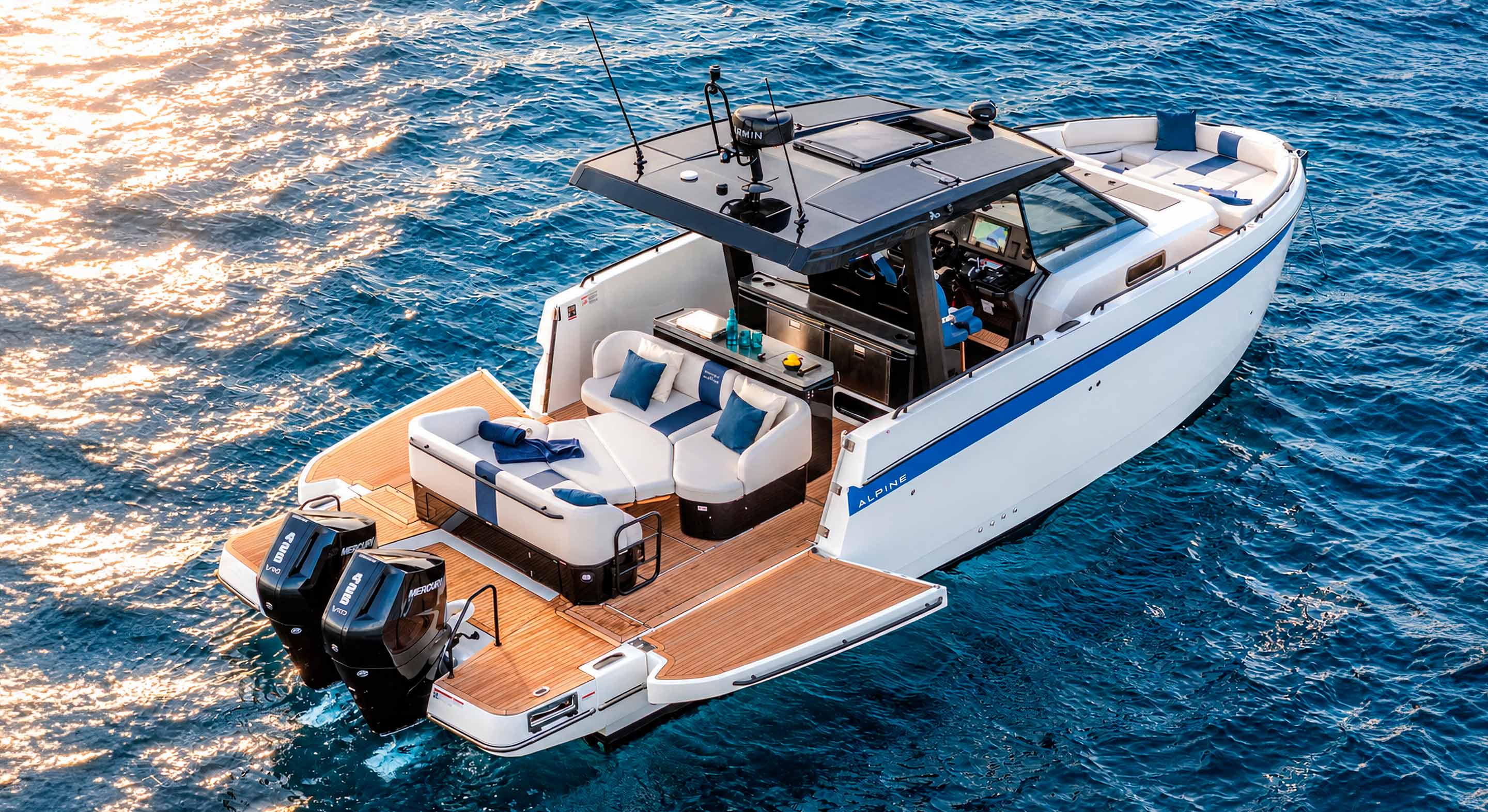 Кокпит, Т-топ и подвесные моторы Beneteau Gran Turismo 40 Open, вид с воздуха