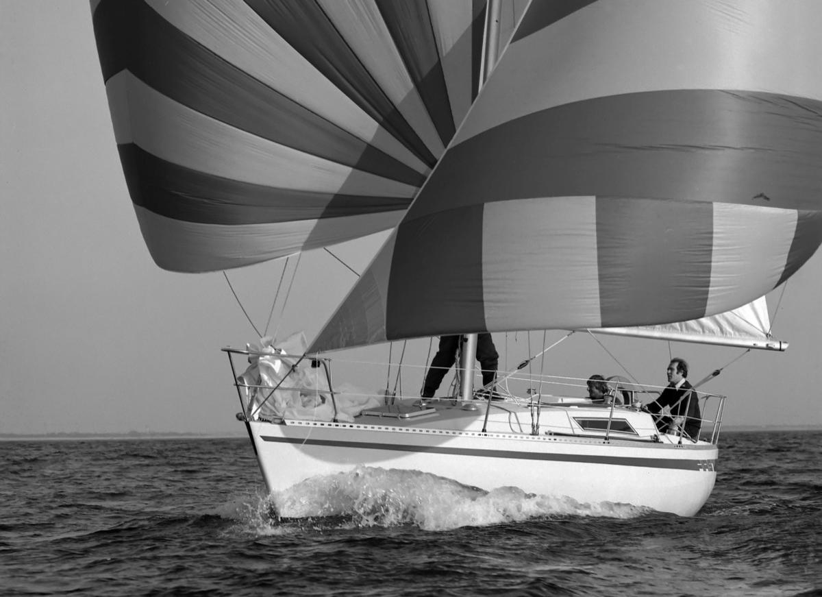 beneteau racing sailboat