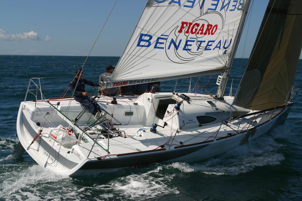 beneteau racing sailboat