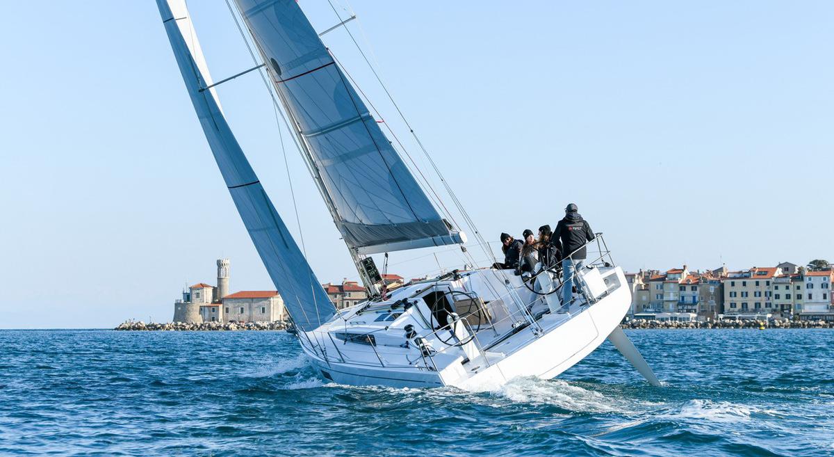 beneteau racing sailboat