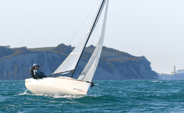 beginner dinghy sailboat