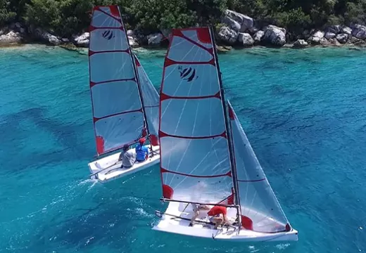 trailerable sailboat with standing headroom