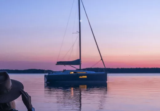 trailerable sailboat with standing headroom