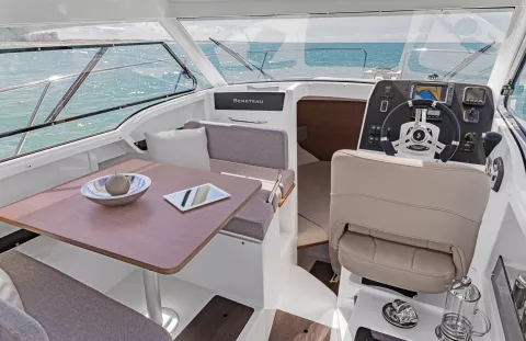 BENETEAU Antares 8 The Smart Weekender Outboard Powered