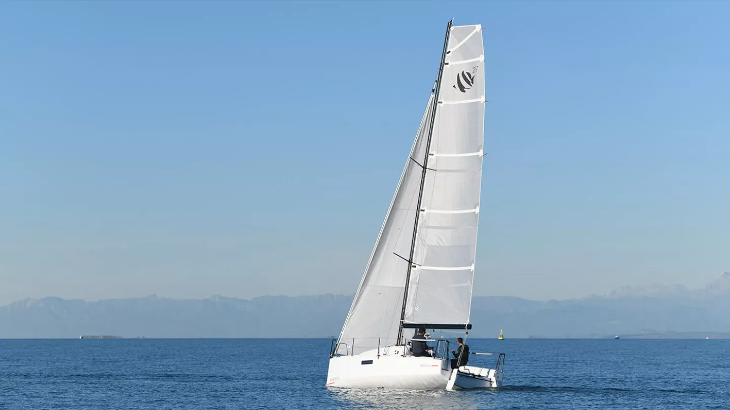trailerable sailboat with standing headroom