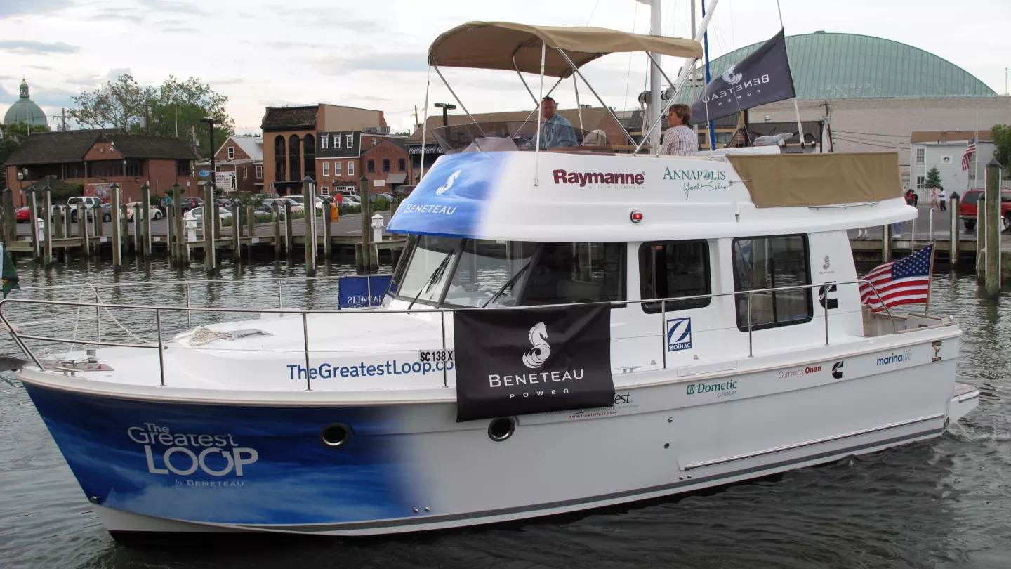 Motorboat Swift Trawler 34 - Powerboat Beneteau USA