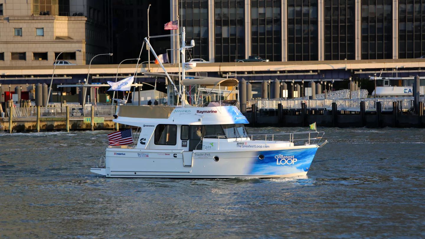 Motorboat Swift Trawler 34 - Powerboat Beneteau USA