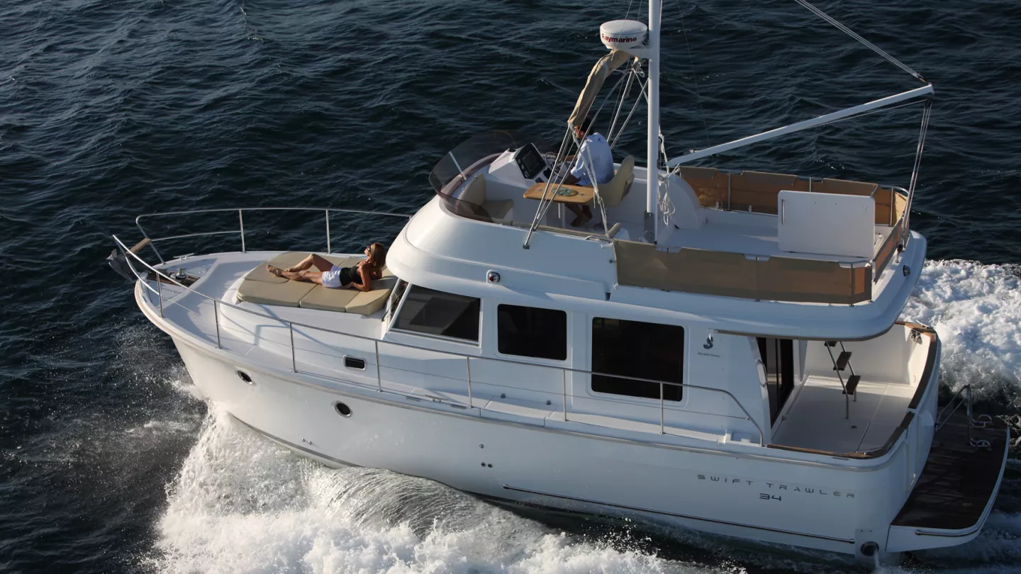 Motorboat Swift Trawler 34 - Powerboat Beneteau USA