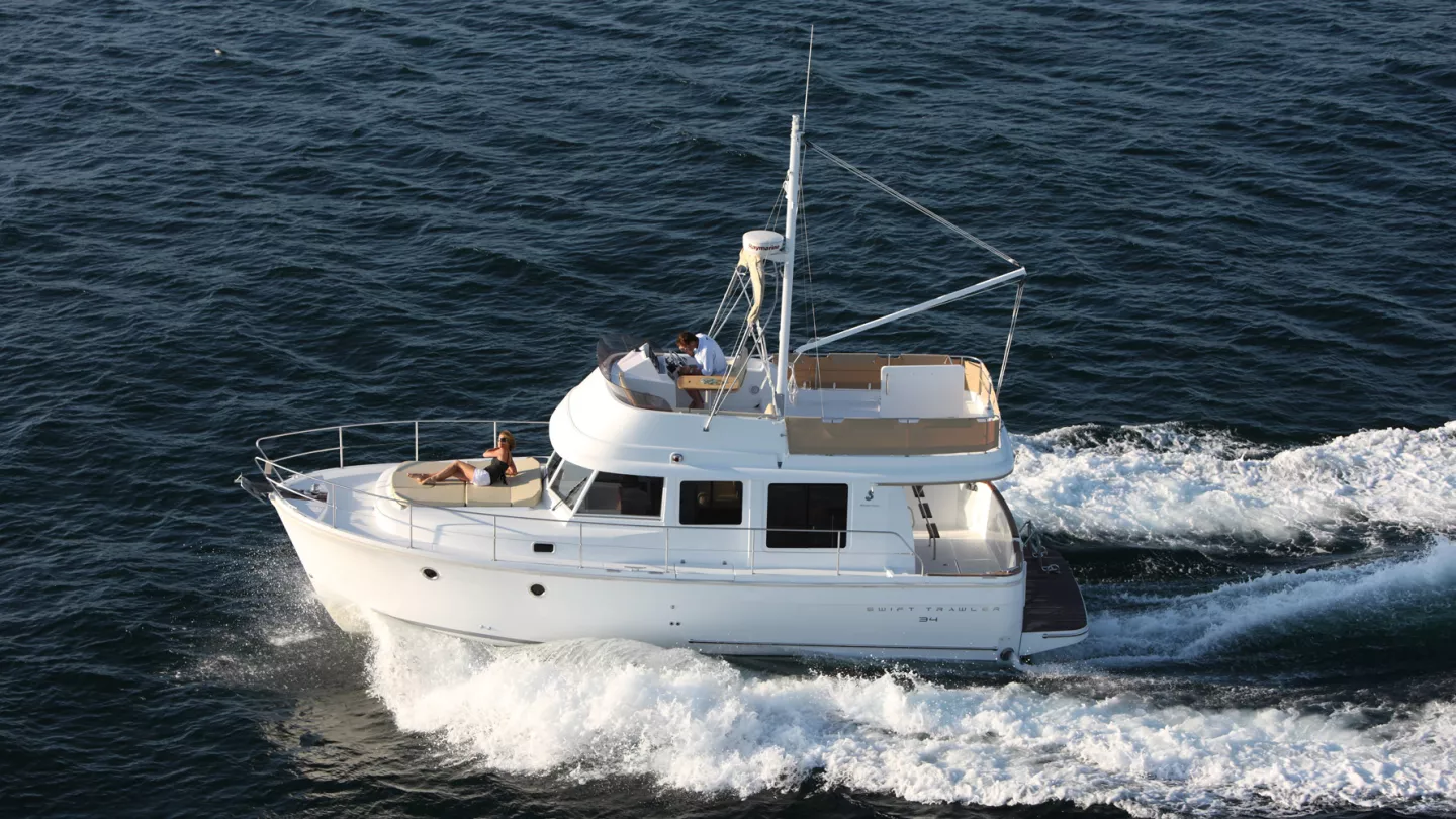 Motorboat Swift Trawler 34 - Powerboat Beneteau USA