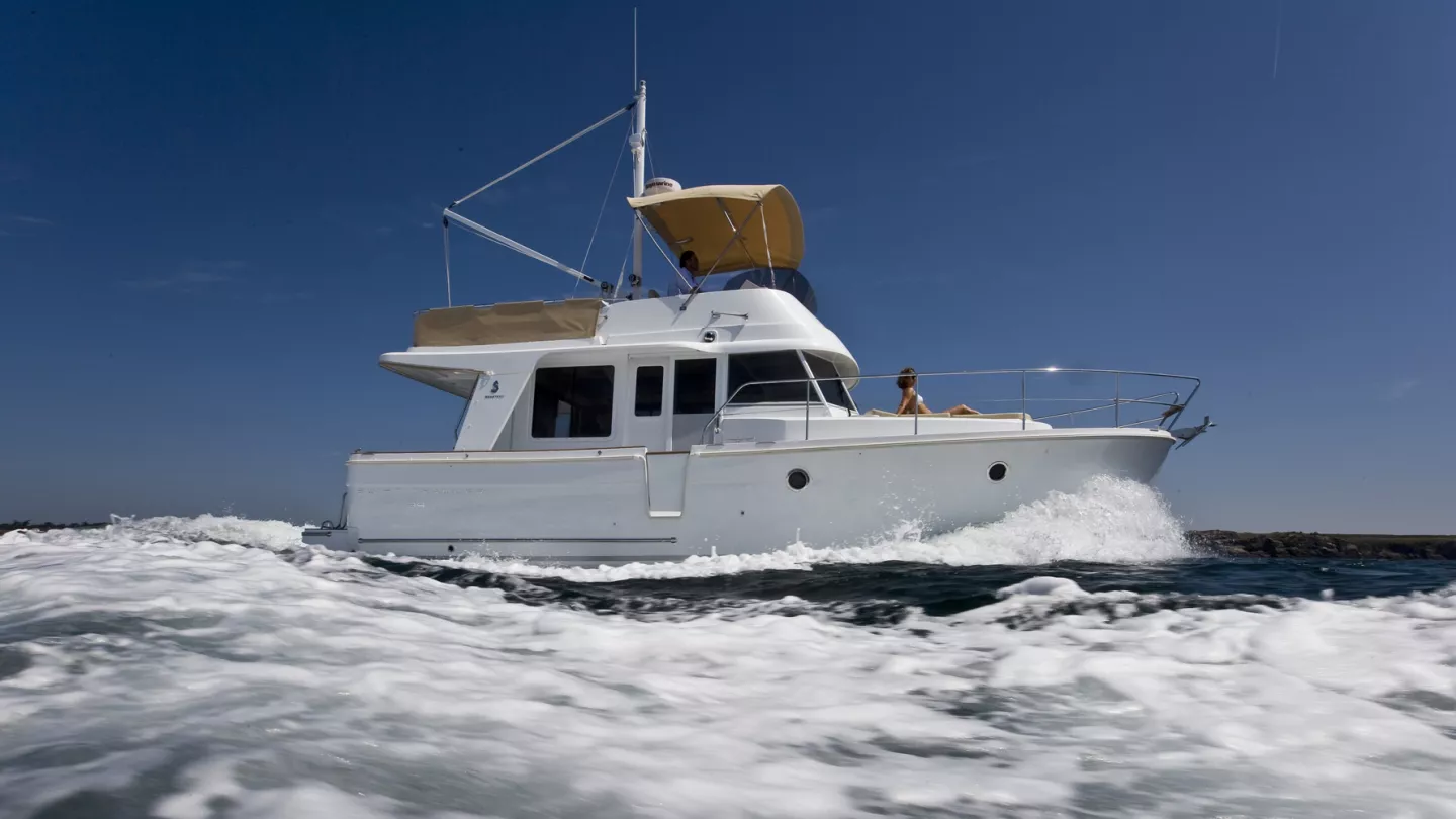 Motorboat Swift Trawler 34 - Powerboat Beneteau USA