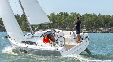 BENETEAU Oceanis 30.1 The best little robust smart sailboat cruiser