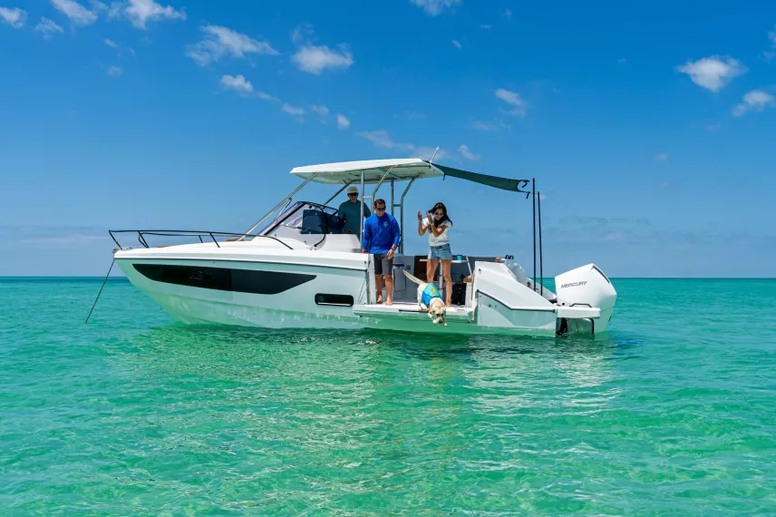 BENETEAU Flyer 9 SUNdeck | The Master Of Day Boating | Outboard